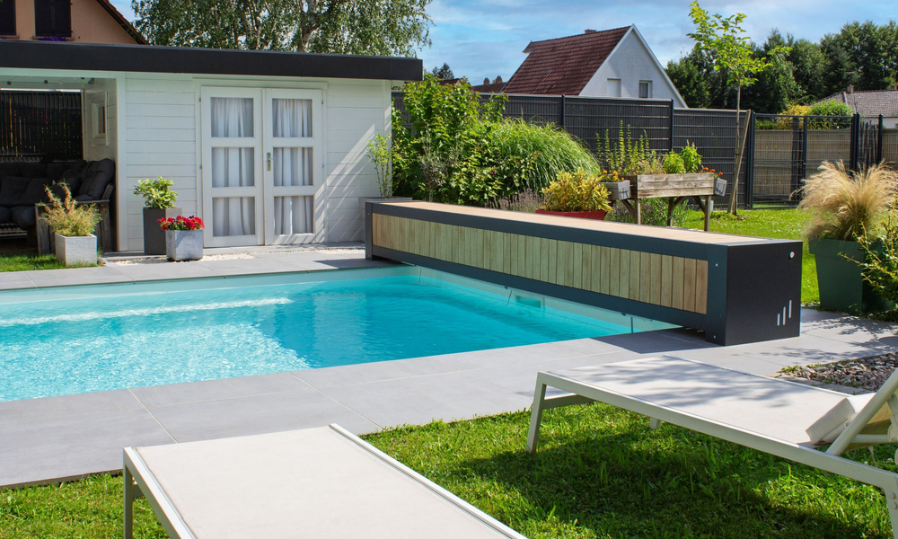 ROLL’TOP 300+ am Pool – Originalfoto mit optionaler Holzoptik; einfarbige PVC-Verkleidung im Grundpreis