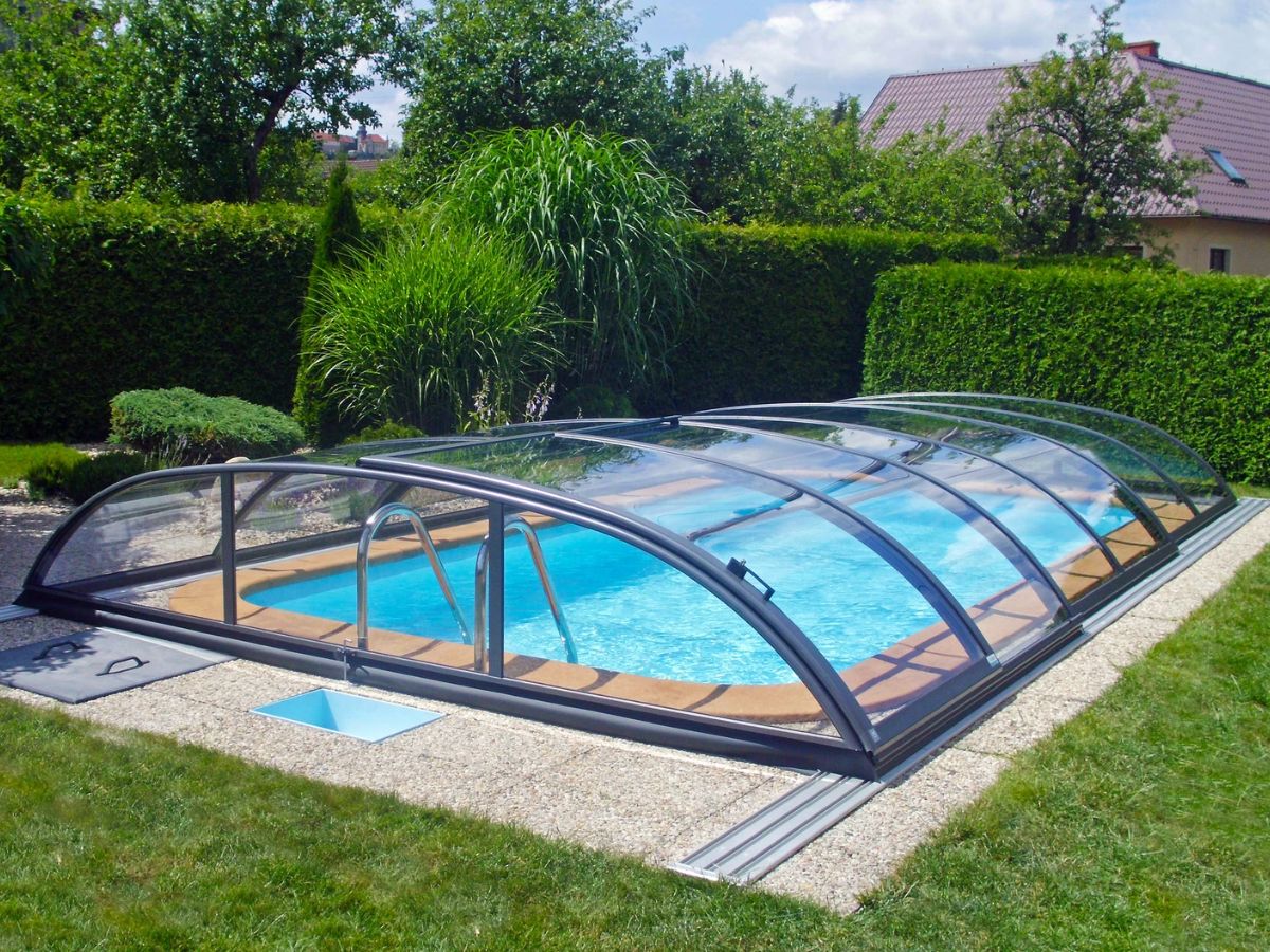 Poolüberdachung Alukov Azure Flat Compact Box – flache Schiebeüberdachung in Anthrazit