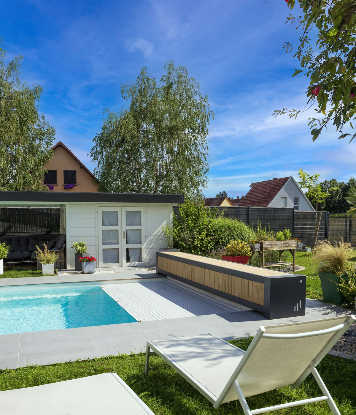 ROLL’TOP 300+ – geschlossene Bank mit optionaler Holzoptik, Einbaubeispiel