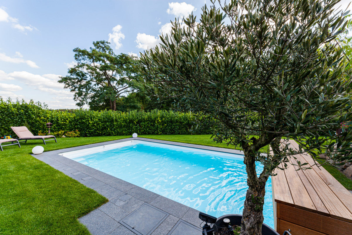 Scandi-Roc Kiruna – Gartenpool als Anwendungsbeispiel; Setform und Farbe gemäß Auswahl, Pool und Terrasse nicht enthalten