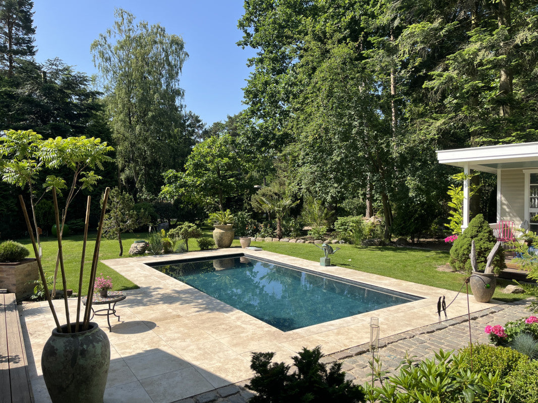 Scandi-Roc Kiruna in Kashmir Cream – Naturstein am Gartenpool, Anwendungsbeispiel