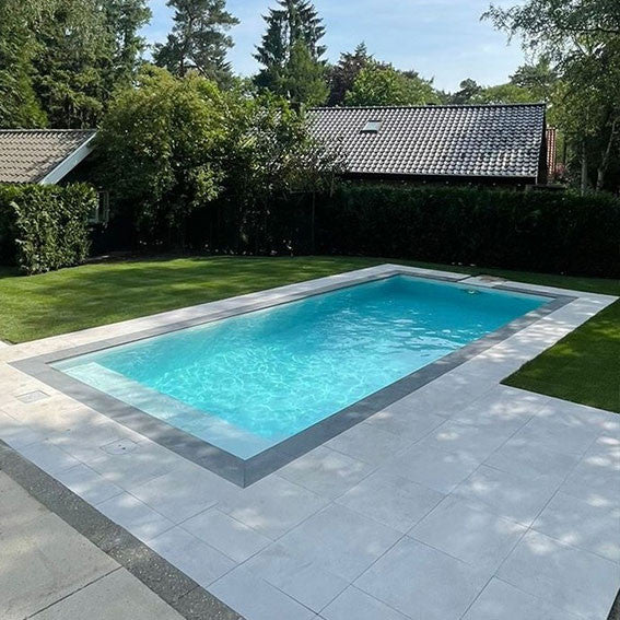 Scandi-Roc Maranello – Keramik-Poolrand am Gartenpool, Anwendungsbeispiel; Pool und Terrasse nicht enthalten