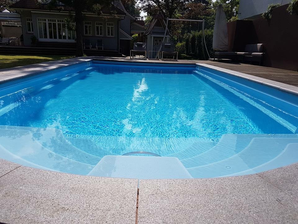 Scandi-Roc Napoli in Mountain Grey – Radiussteine am Pool, Anwendungsbeispiel; abgebildete Treppe nicht im Set enthalten