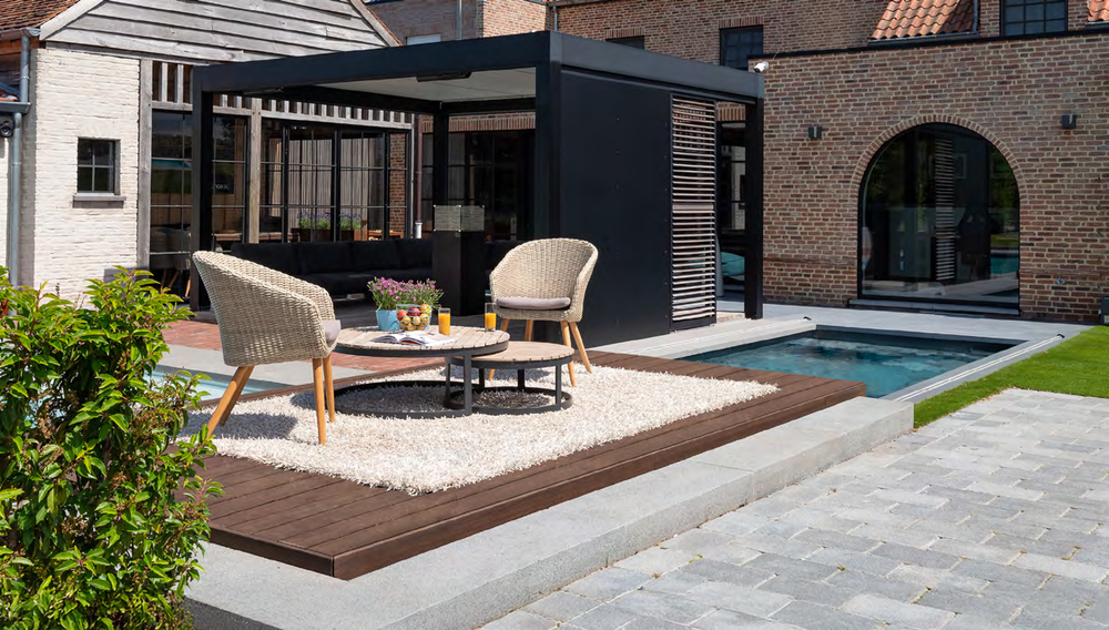 WaluDeck FLAT – Originalfoto einer begehbaren Poolterrasse; Einbaubeispiel mit abweichenden Beckenmaßen und Belag