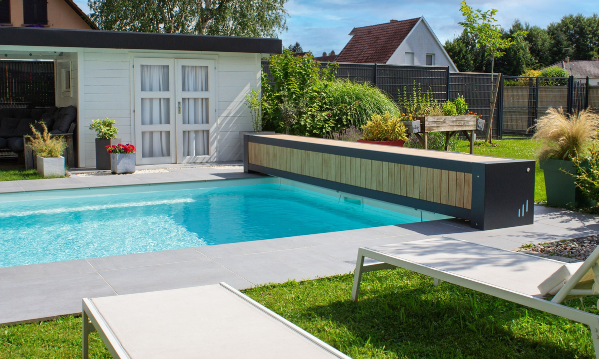 ROLL’TOP 300+ am Pool – Originalfoto mit optionaler Holzoptik; einfarbige PVC-Verkleidung im Grundpreis